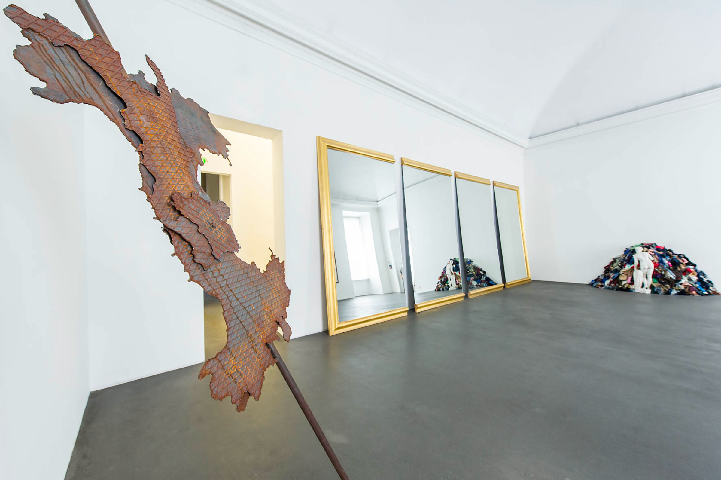 Luciano Fabro, Italia allu0027asta, 1984 Michelangelo Pistoletto, Lu0027architettura dello specchio, 1990, Venere degli stracci, 1967